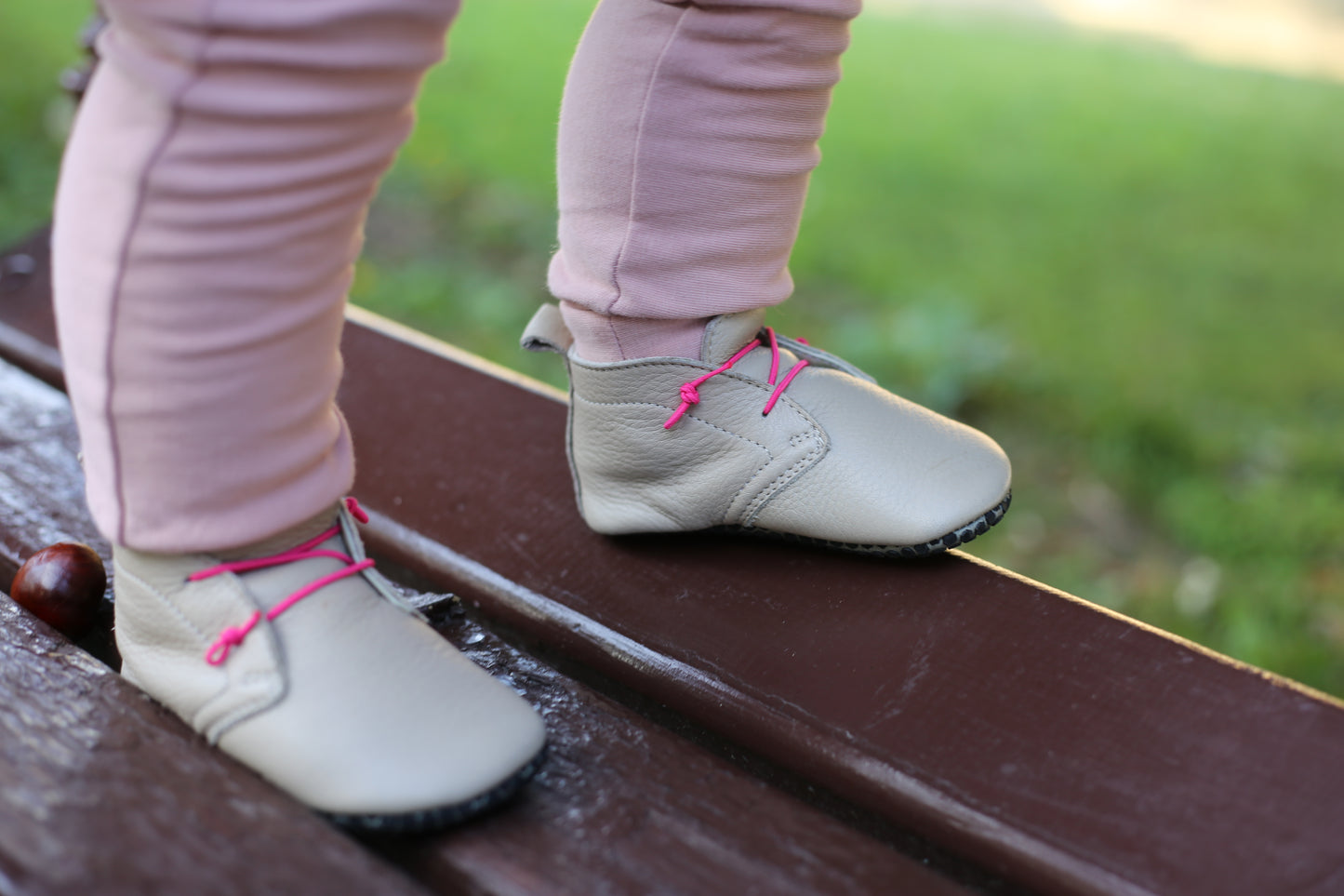 Babyschuhe mit weichen Pfoten - Urban Modelle - Latte