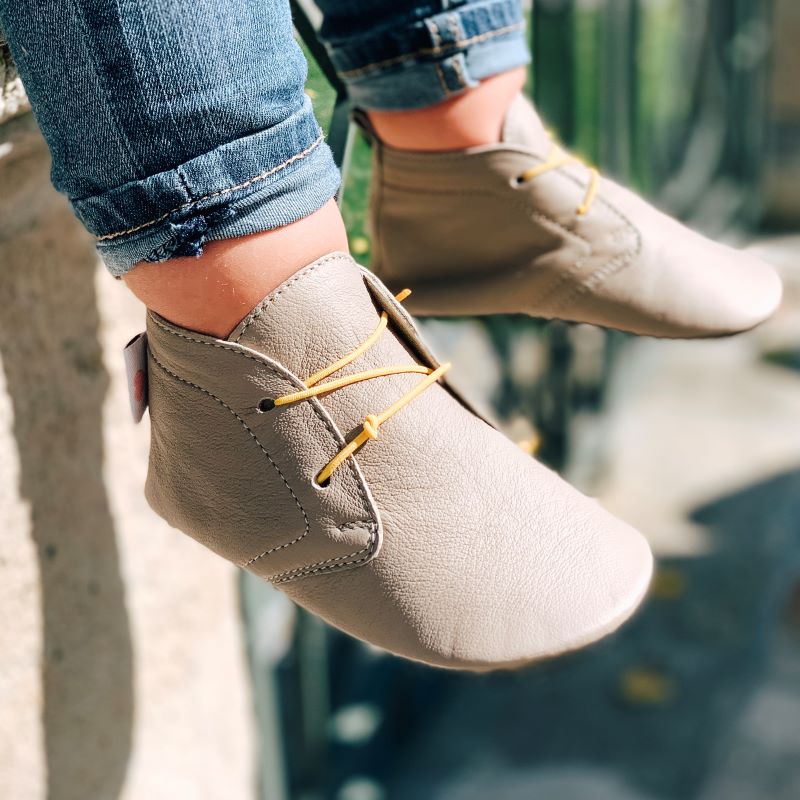 Babyschuhe mit weichen Pfoten - Urban Modelle - Latte
