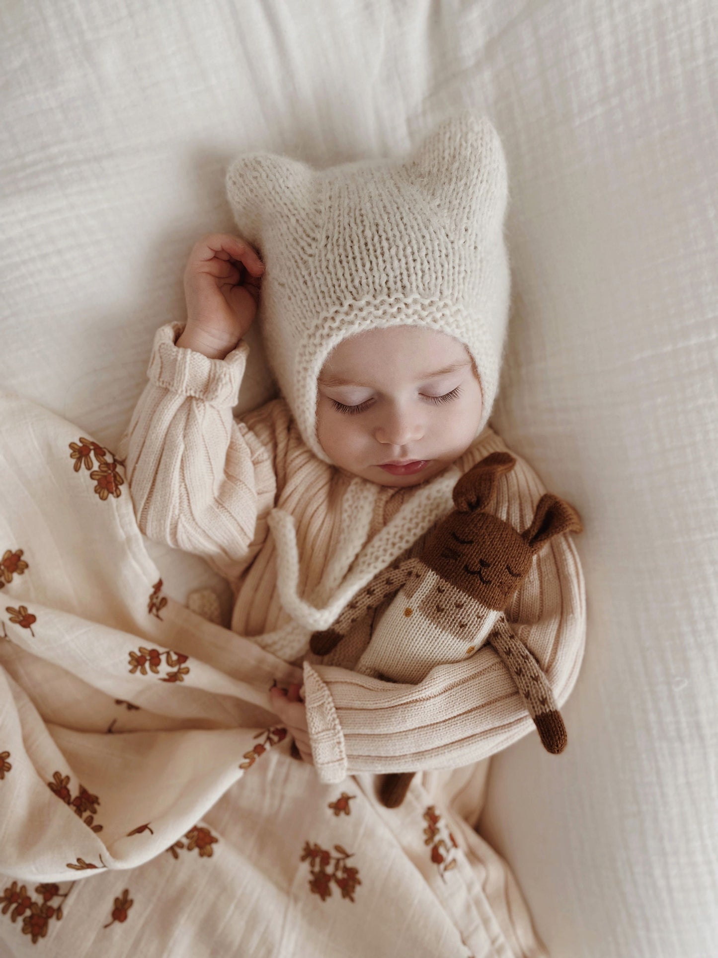 Strick-Kuschelhase aus Alpaka| Ecru-Overall
